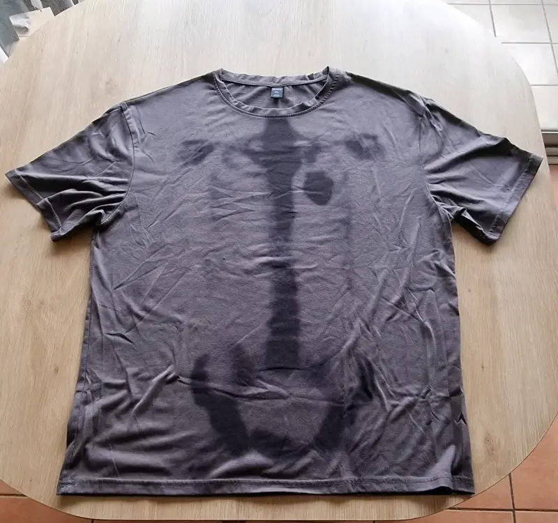Polera gris con diseño de esqueleto