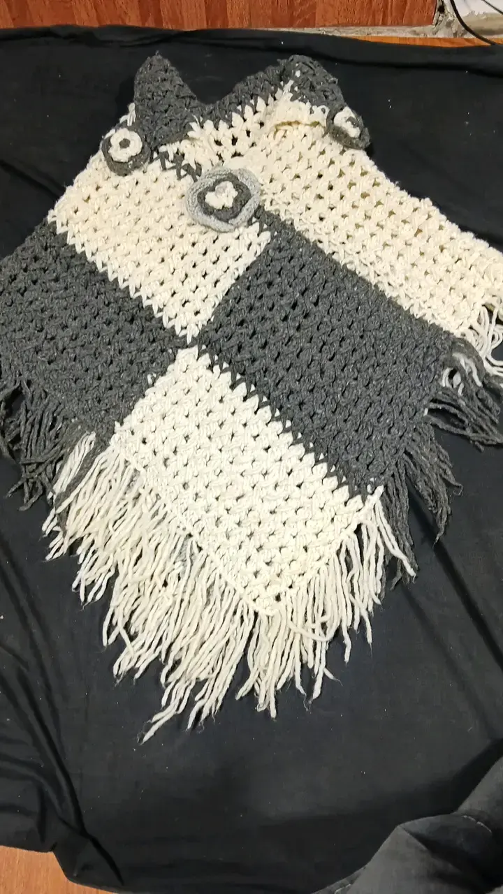 Poncho tejido a crochet blanco y gris - 1