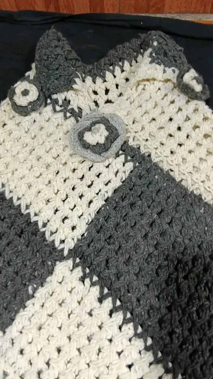 Poncho tejido a crochet blanco y gris - 2
