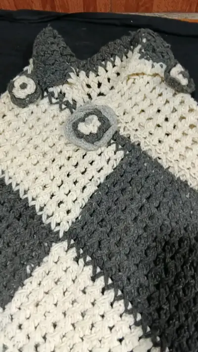 Poncho tejido a crochet blanco y gris - miniatura 2