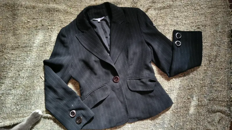 Blazer negro de mujer con rayas finas - 2