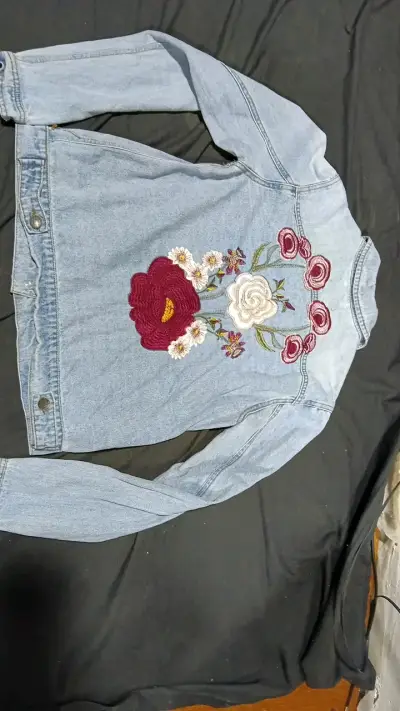 Chaqueta de mezclilla con bordado floral - miniatura 3