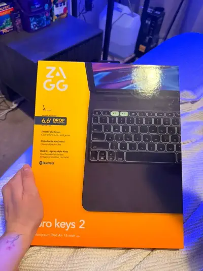 Teclado Zagg Pro Keys 2 con Funda para iPad Air 13 - miniatura 1