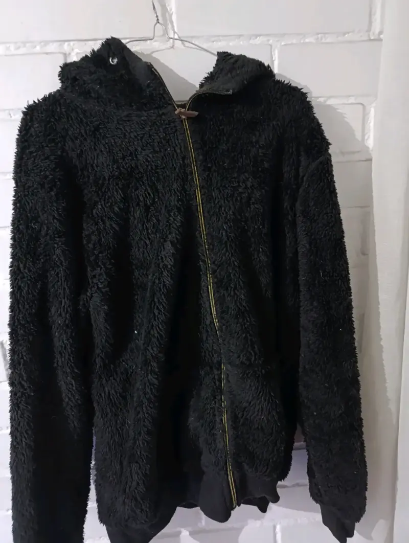 Chaqueta de felpa negra con capucha