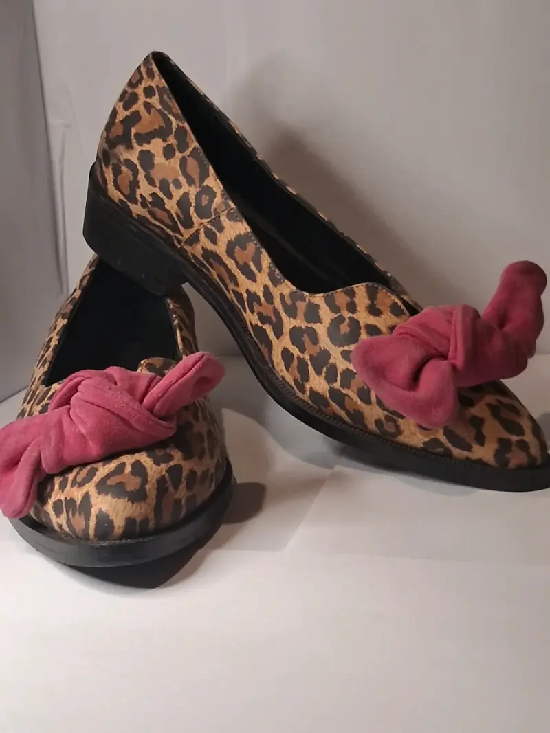 Zapatos planos animal print con lazo rosa - 1