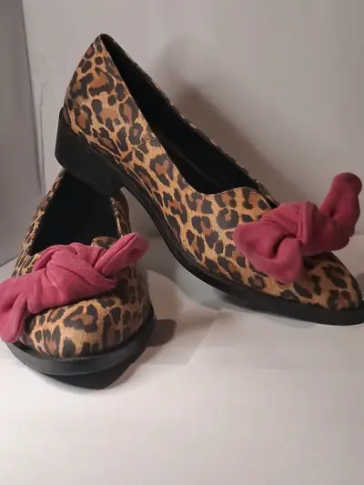 Zapatos planos animal print con lazo rosa - miniatura 1