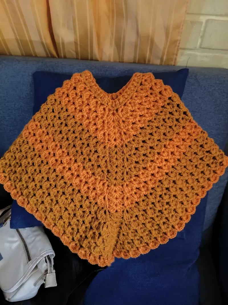 Poncho tejido a crochet en varios colores - 4