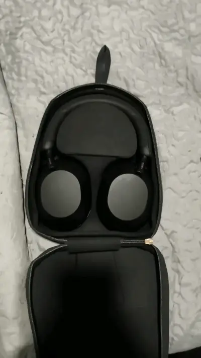 Audífonos inalámbricos Sony WH-1000XM5 con estuche - miniatura 2