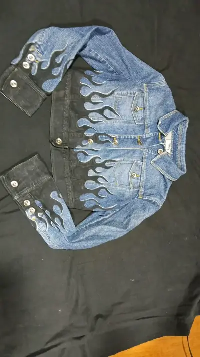 Chaqueta de mezclilla con diseño de llamas - miniatura 1
