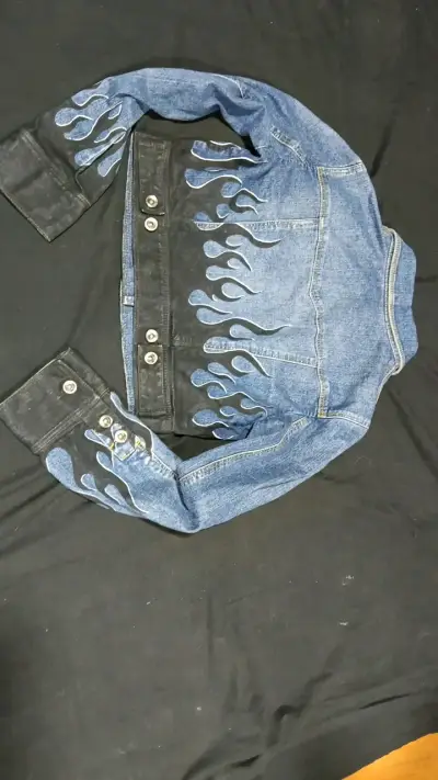Chaqueta de mezclilla con diseño de llamas - miniatura 3