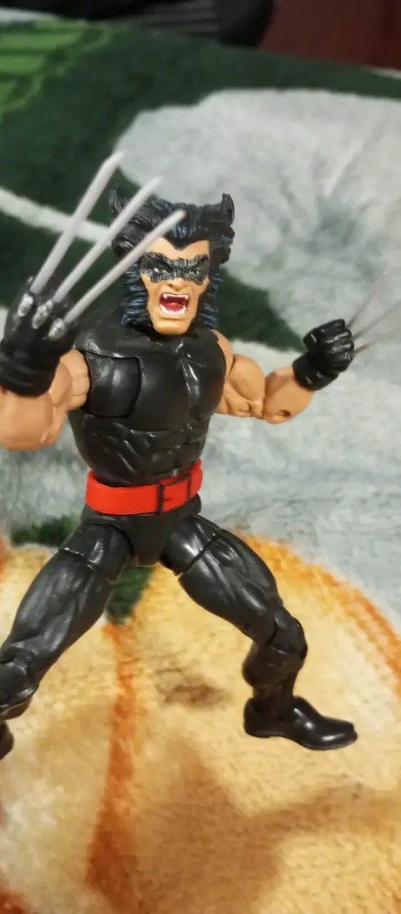 Figura de acción Wolverine con accesorios intercambiables - 3