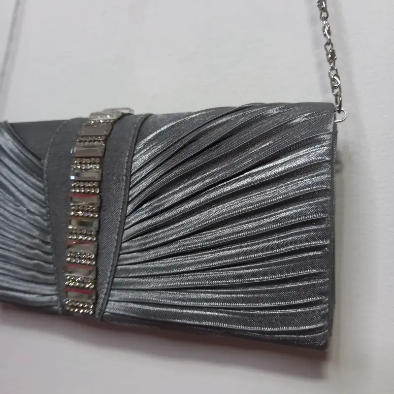 Cartera de mano gris con cadena desmontable - 2