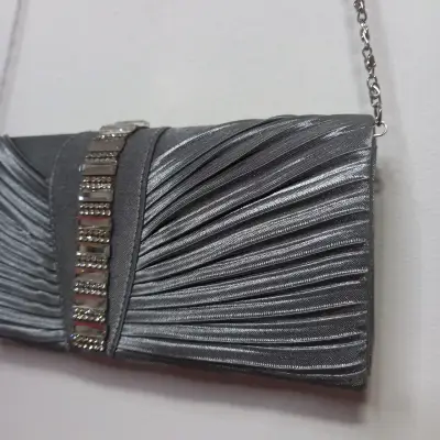 Cartera de mano gris con cadena desmontable - miniatura 2