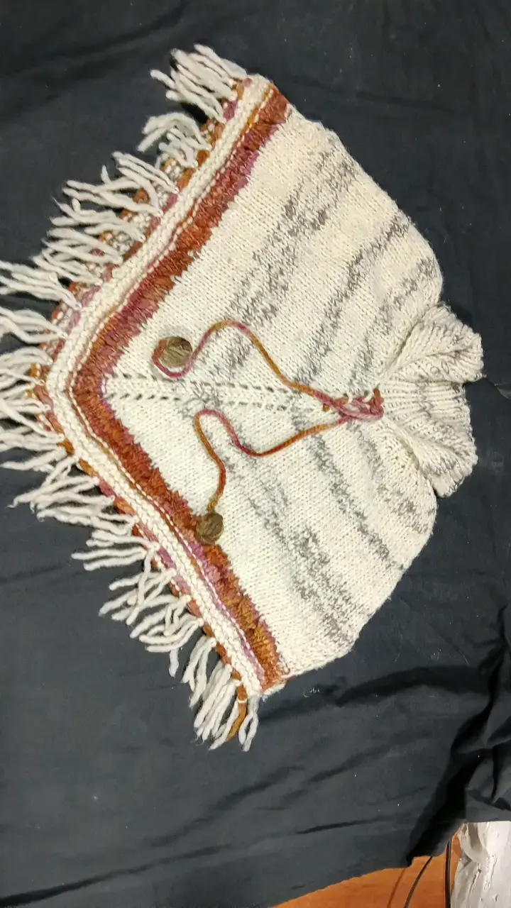 Poncho de lana tejido a mano con flecos
