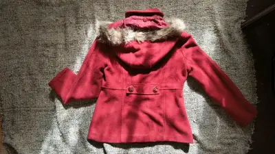 Abrigo con capucha para mujer - miniatura 2