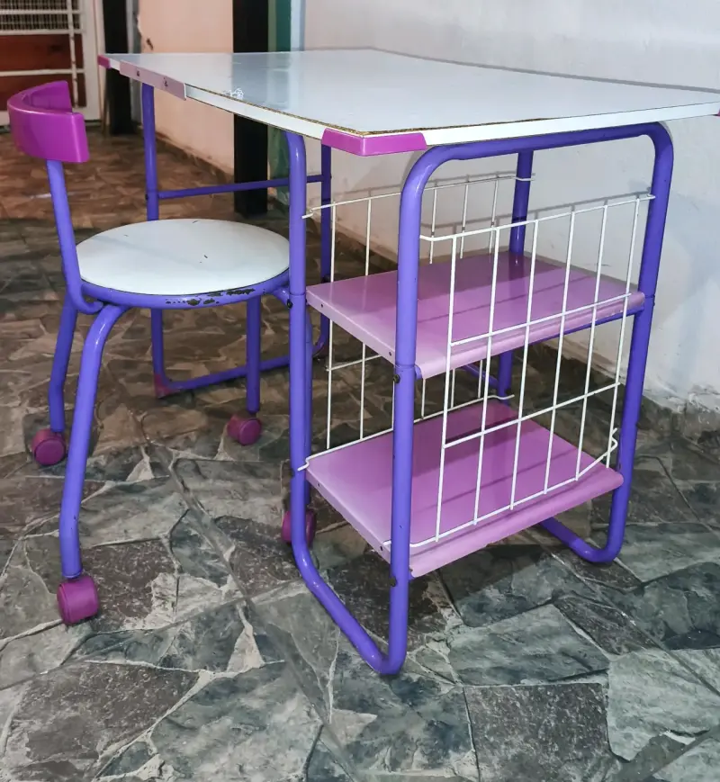 Escritorio infantil con silla y estantería - 1