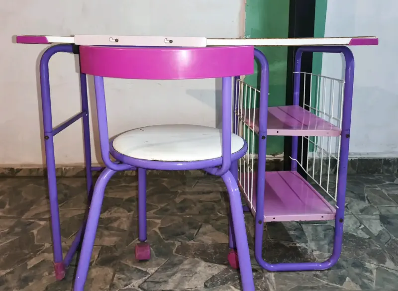 Escritorio infantil con silla y estantería - 2