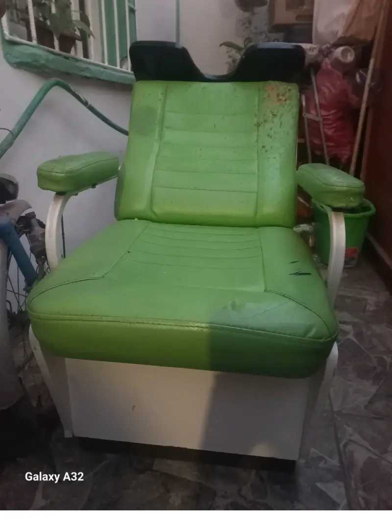 Escritorio infantil con silla y estantería - 5