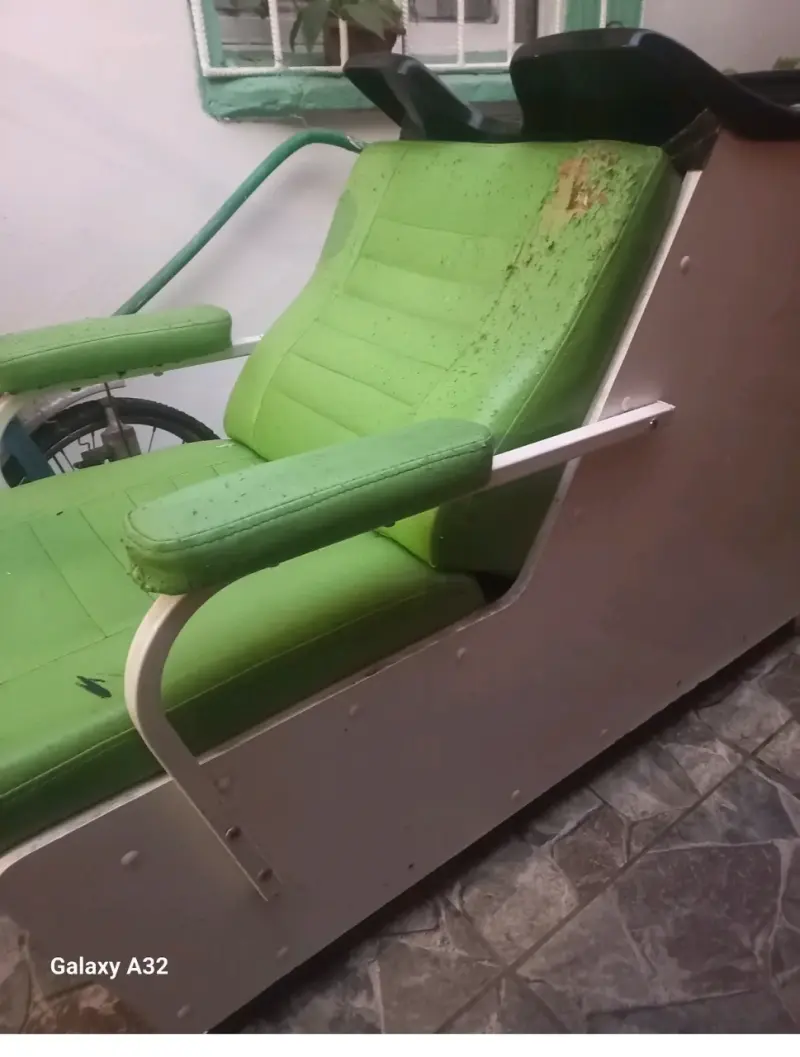 Escritorio infantil con silla y estantería - 6