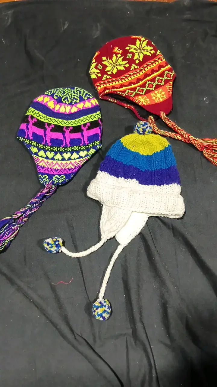 Gorros tejidos andinos coloridos