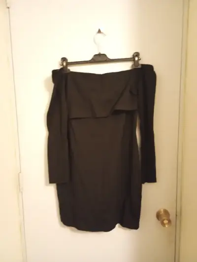 Vestido negro elegante de hombros descubiertos - miniatura 1