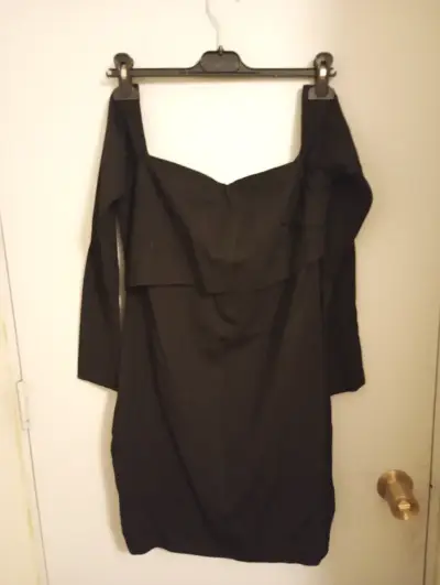 Vestido negro elegante de hombros descubiertos - miniatura 2