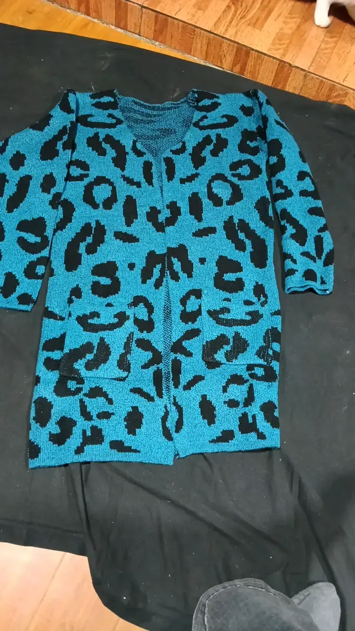 Cardigan azul con estampado animal print