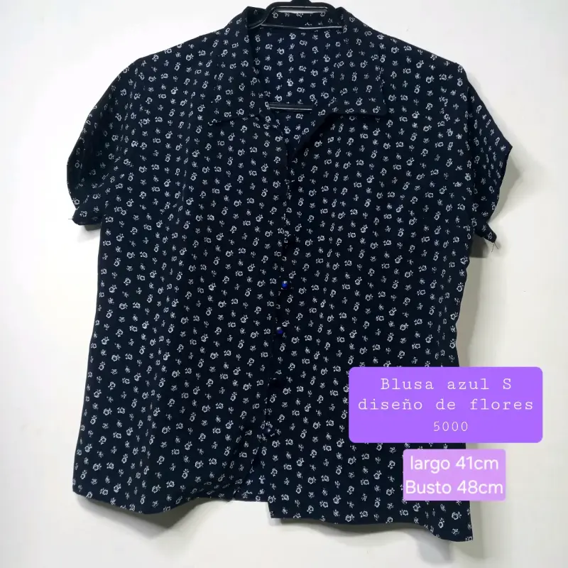 Blusa azul con diseño de flores talla S
