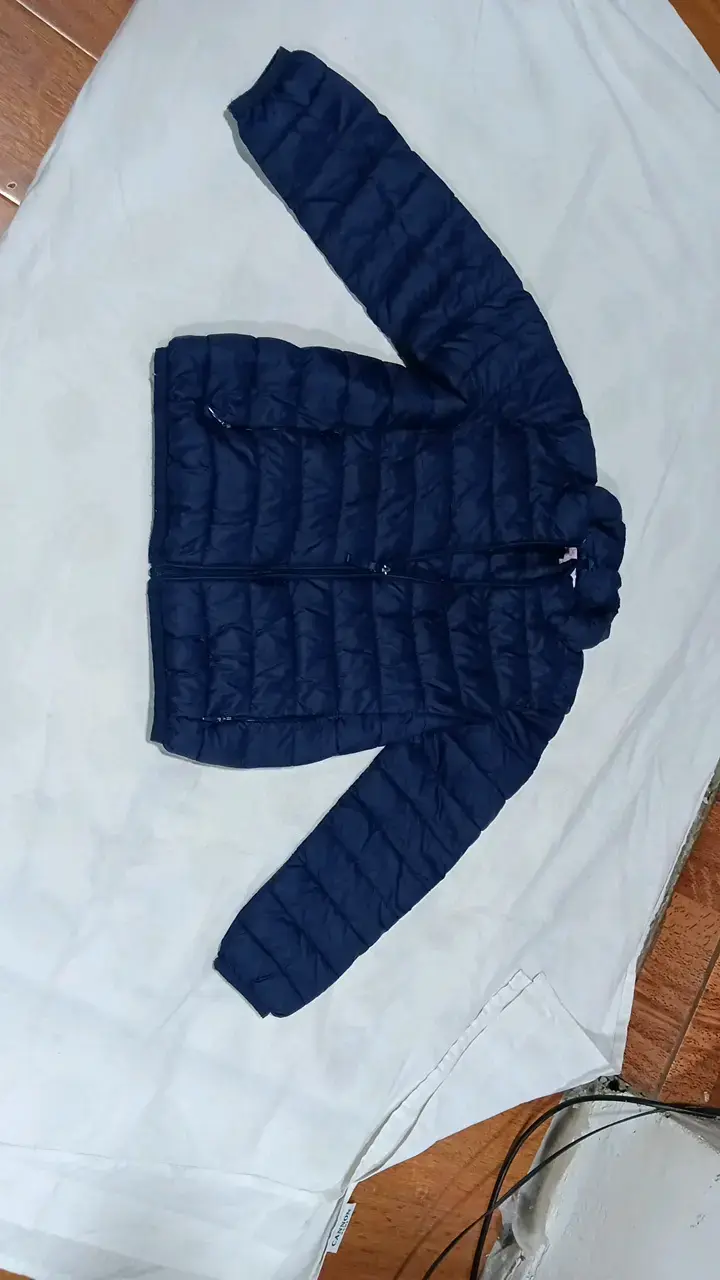 Chaqueta acolchada azul para niño