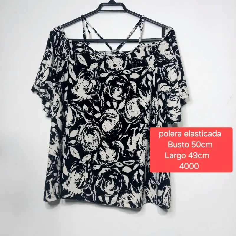 Polera elasticada con estampado rosas