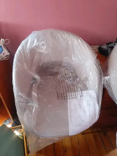 Silla moderna con patas doradas y asiento gris - miniatura 1