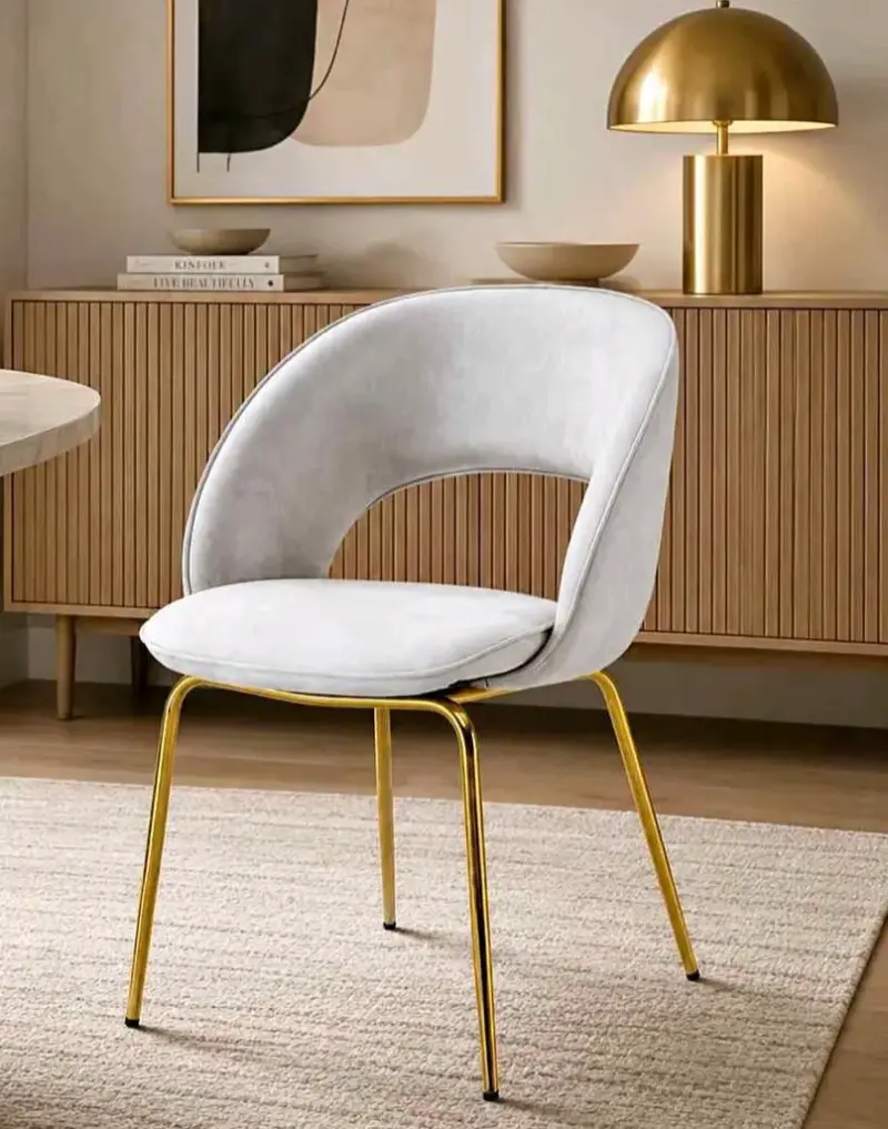 Silla moderna con patas doradas y asiento gris - 2
