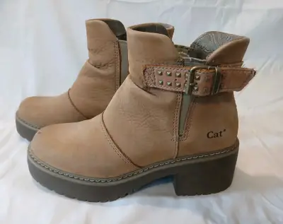 Botas CAT de cuero beige con hebilla - miniatura 1