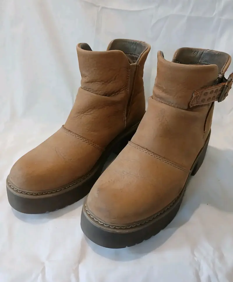 Botas CAT de cuero beige con hebilla - 2