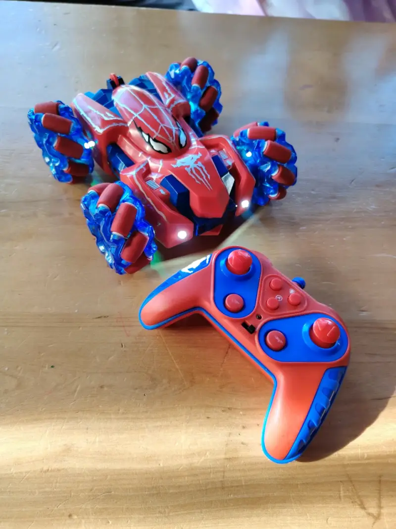 Auto a control remoto Spiderman con luces LED