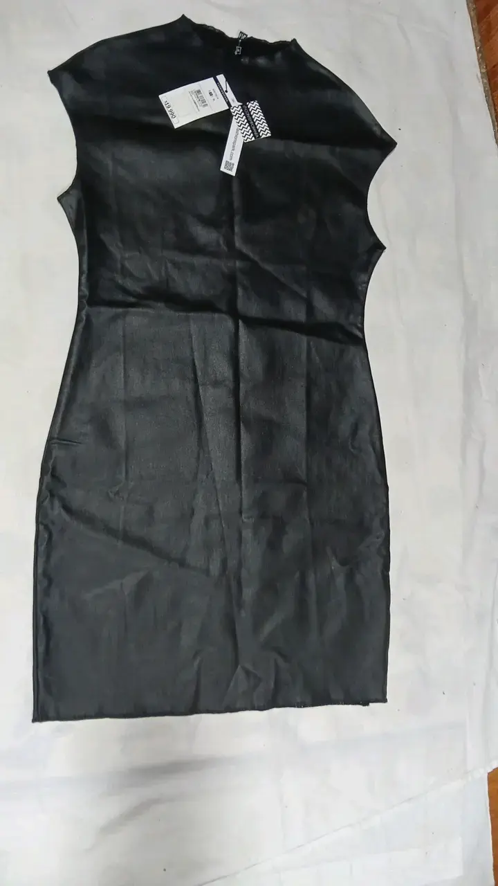 Vestido negro sin mangas elegante