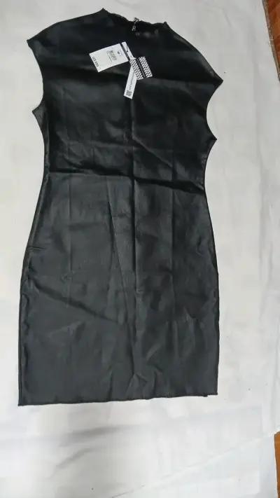 Vestido negro sin mangas elegante - miniatura 1