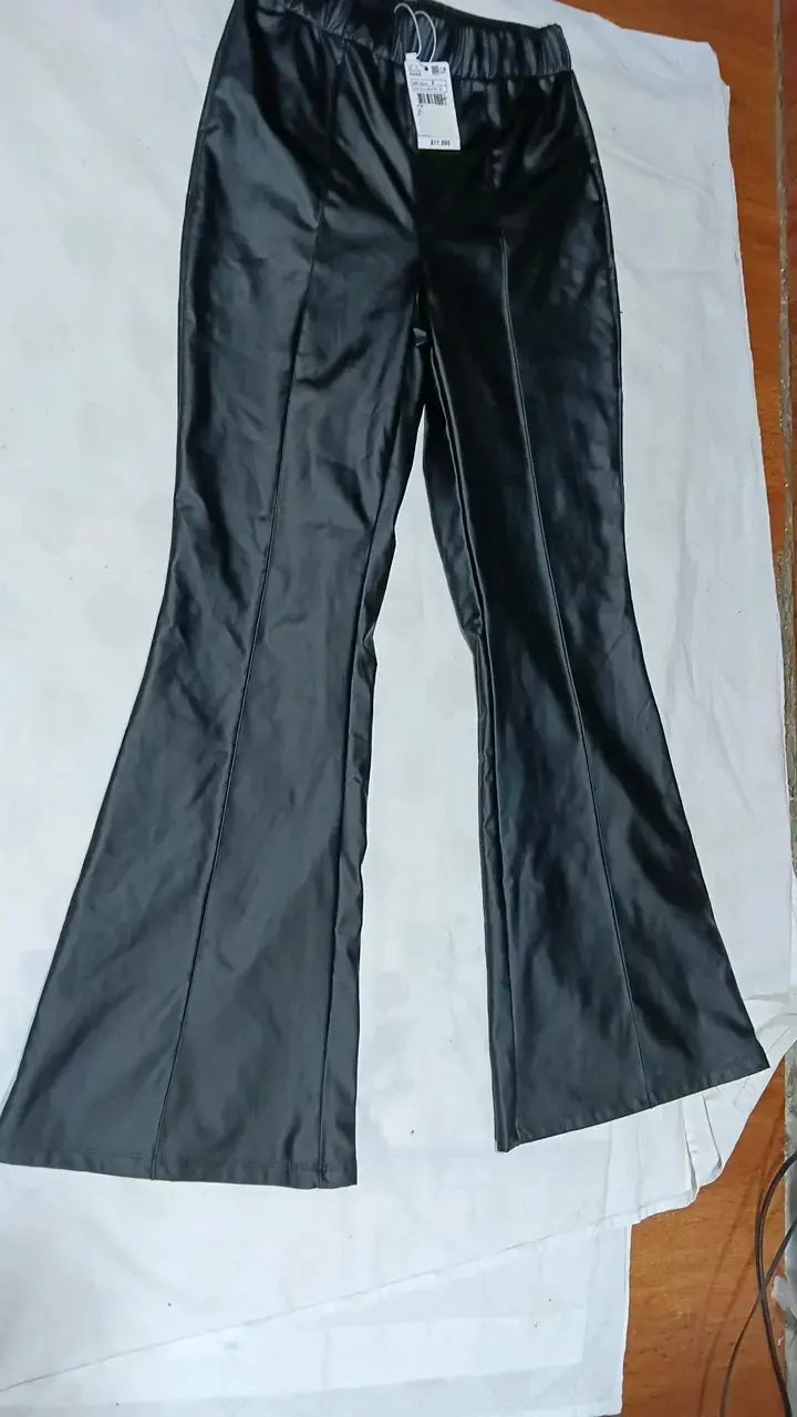 Pantalones acampanados de cuero sintético negro
