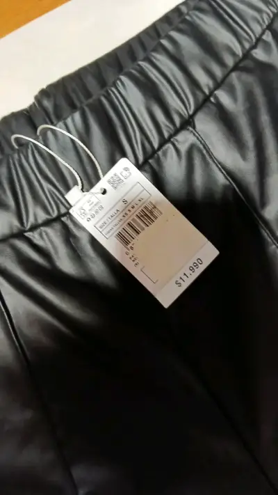 Pantalones acampanados de cuero sintético negro - miniatura 2