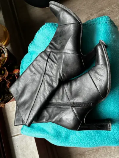 Botas de cuero negro con tacón alto - miniatura 1