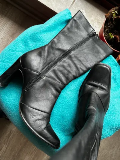 Botas de cuero negro con tacón alto - miniatura 2