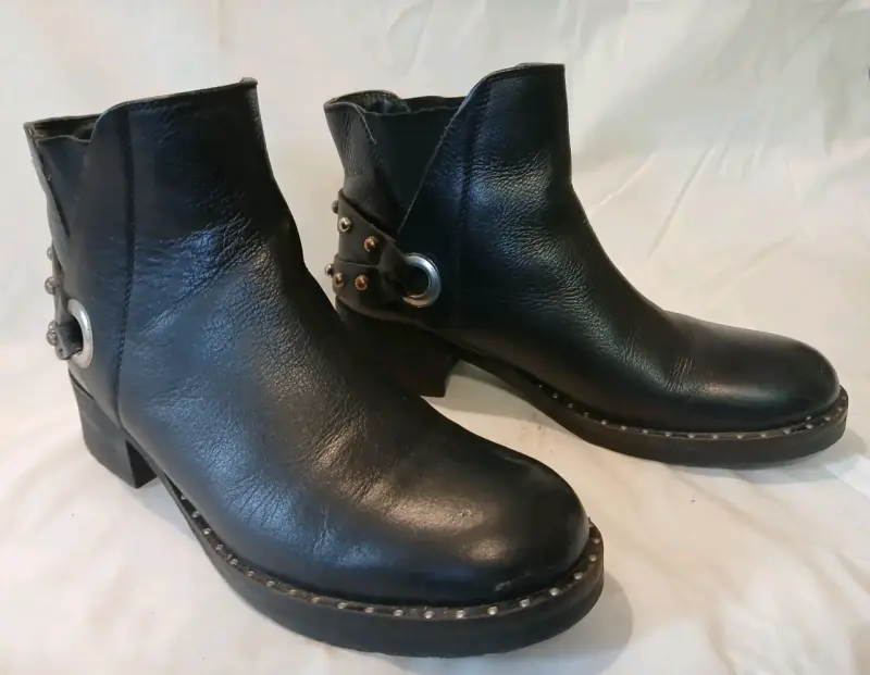 Botas de cuero negro con tachas