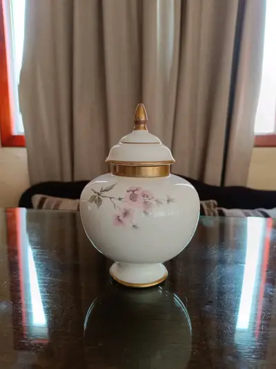 Jarrón de Porcelana Winston con Flores y Detalles Dorados - miniatura 1