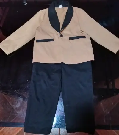 Traje de niño beige con solapa negra - miniatura 2