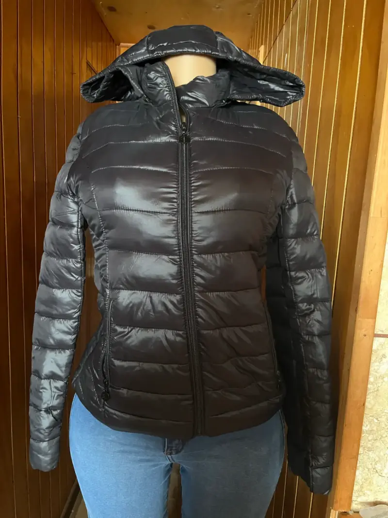 Chaqueta acolchada negra con capucha para mujer