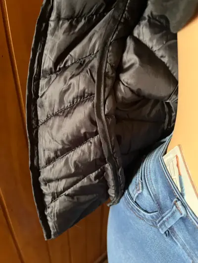 Chaqueta acolchada negra con capucha para mujer - miniatura 2
