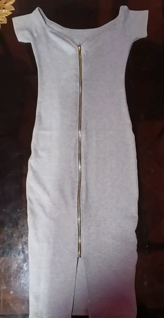 Vestido gris ajustado con cierre frontal - 2