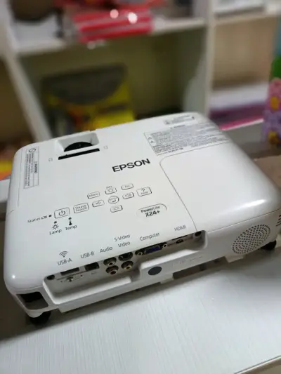 Proyector Epson con HDMI y 3LCD - miniatura 2
