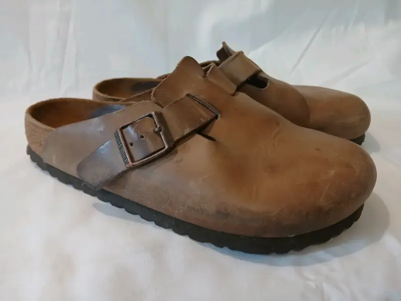 Zuecos Birkenstock modelo Boston de cuero marrón