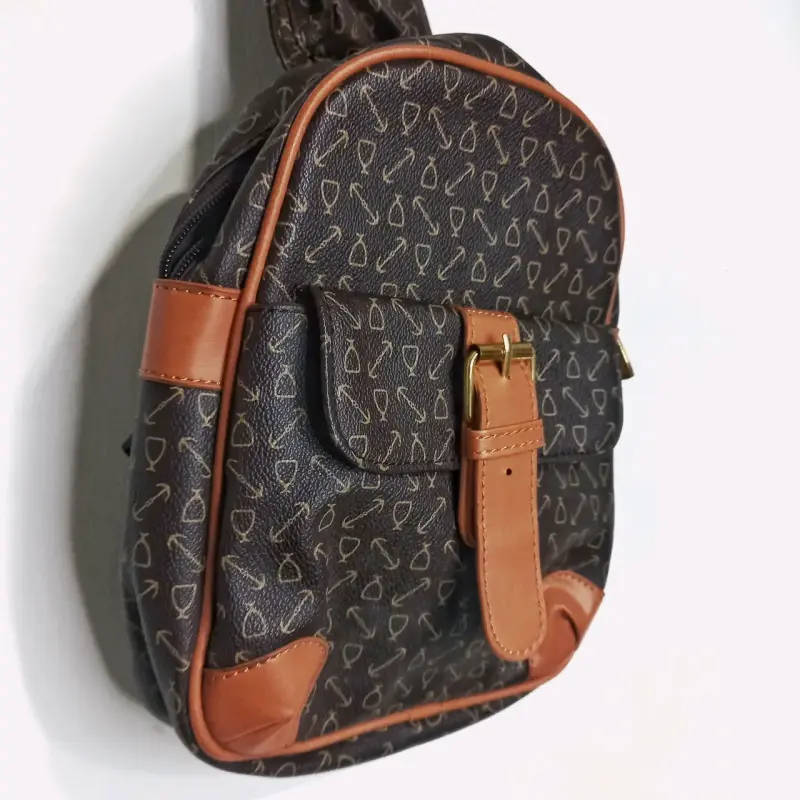 Mochila cruzada con diseño - 1